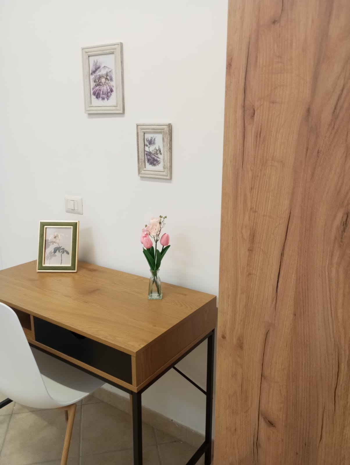 Angolo studio con scrivania e fiori