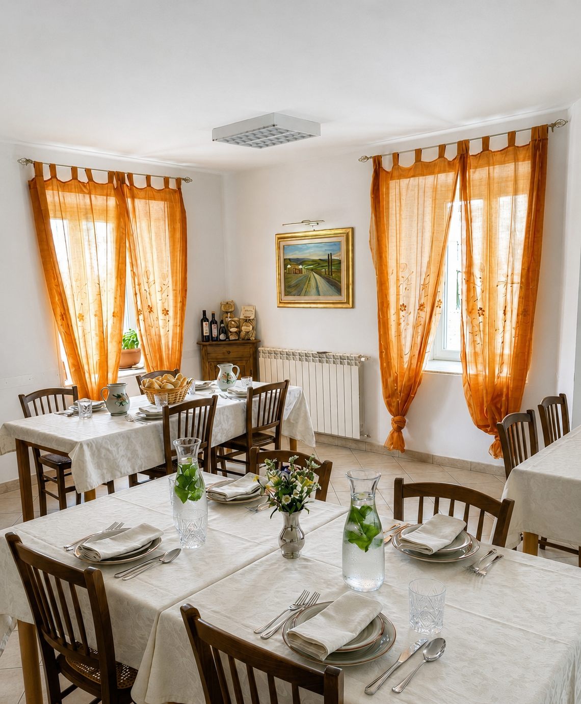 Sala da pranzo apparecchiata